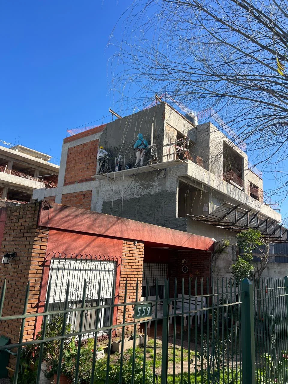 Avance de obra de La Florida — equipo trabajando en la losa superior