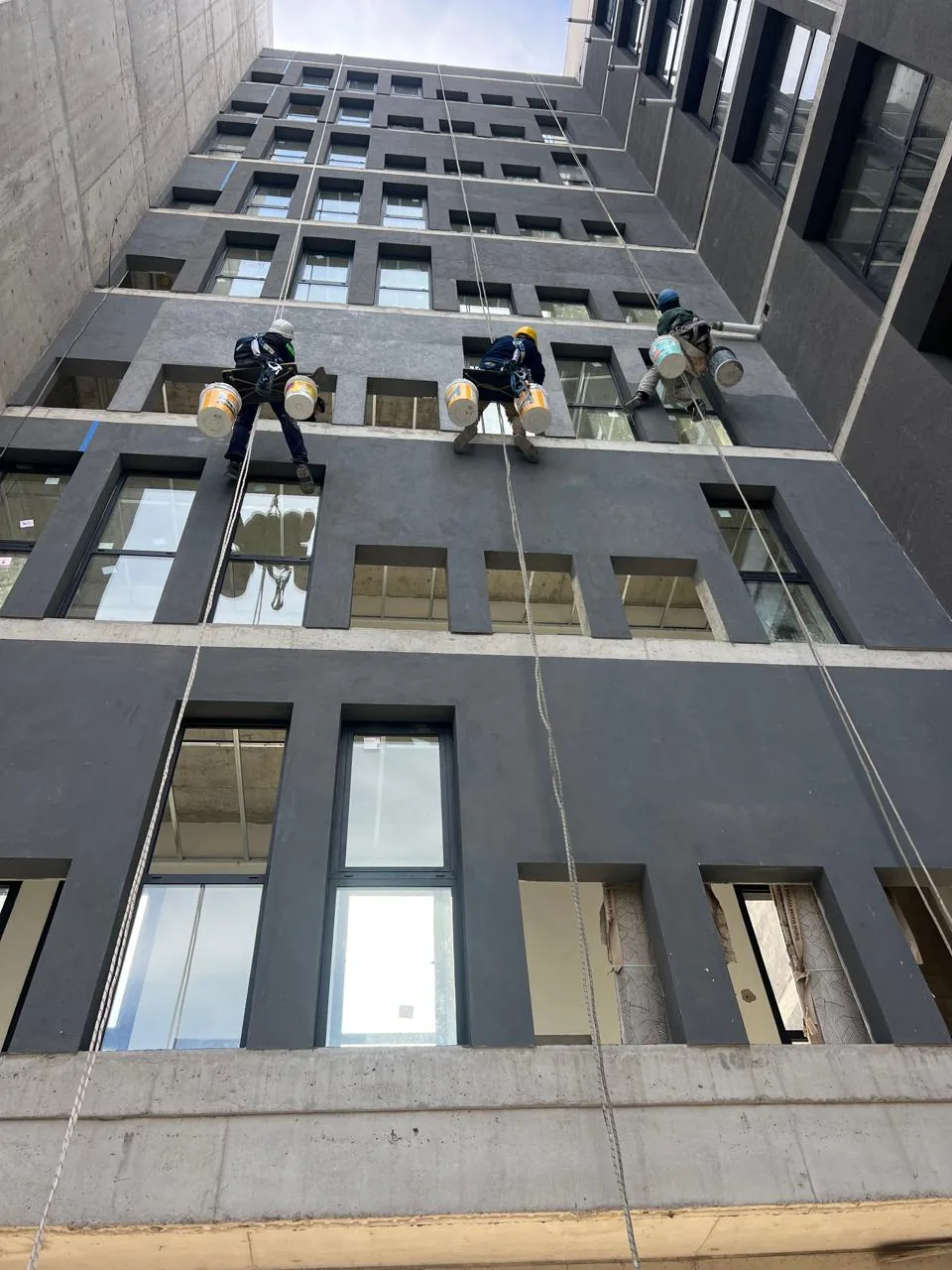 Avance de obra de Pontesole — operarios trabajando sobre la fachada