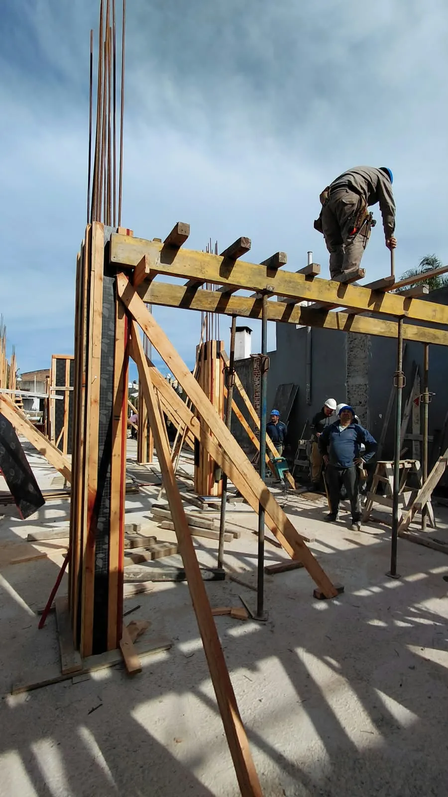 Avance de obra de Urbano Mendoza — operario sobre el encofrado de madera